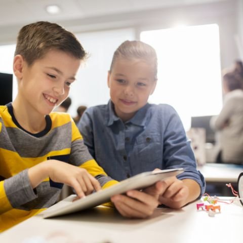 Kids With Tablet Pc Programming At Robotics Pmec9k5